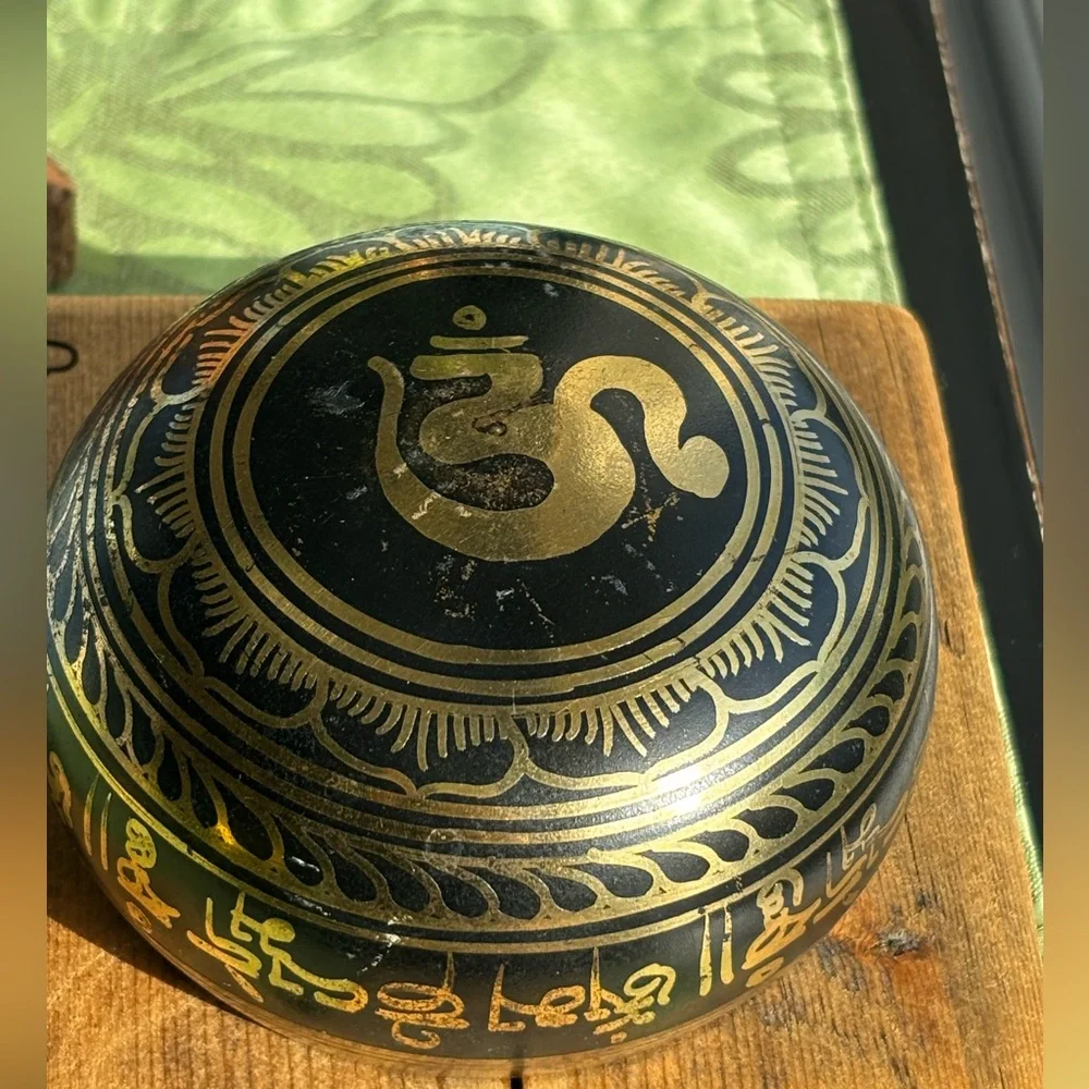 Tibetan singing bowl, often used for meditation and sound healing - Picture 2 of 10